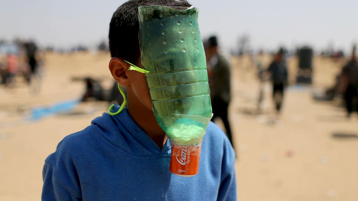  أطفال فلسطين يبتكرون كمامات لمقاومة الغازات الإسرائيلية