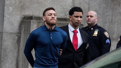 Kampfsportler Conor McGregor schmeißt Sackkarre auf Bus