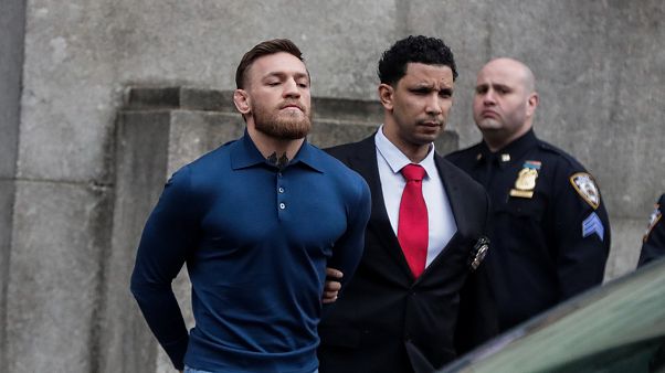 Kampfsportler Conor McGregor schmeißt Sackkarre auf Bus Kampfsportler Conor McGregor schmeißt Sackkarre auf Bus