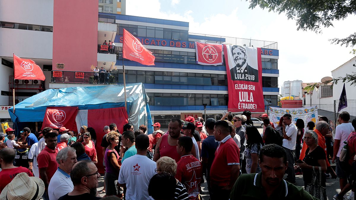 "Venham me pegar", diz Lula - Ex-presidente não se entrega no prazo previsto