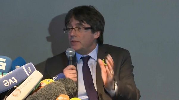 Puigdemont reclama la investura de Sànchez y el inicio de negociaciones Puigdemont reclama la investura de Sànchez y el inicio de negociaciones