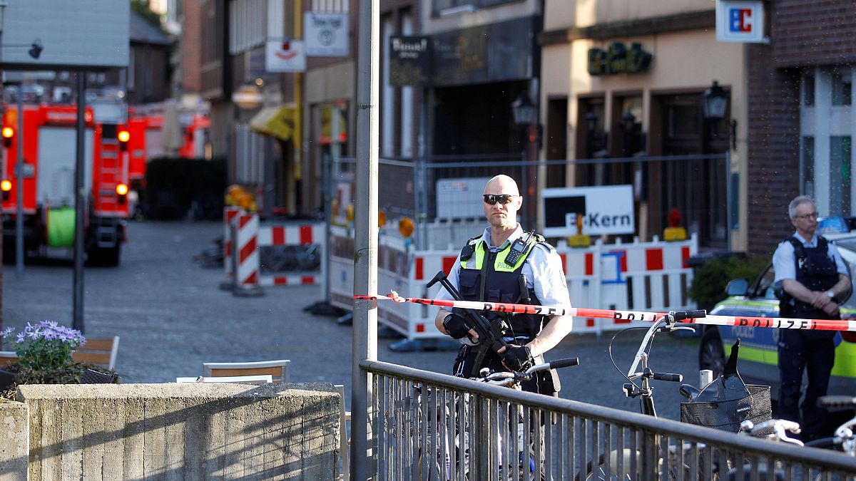 Almanya'nın Muenster kentinde bir araç yayaların arasına daldı : En az 2 ölü