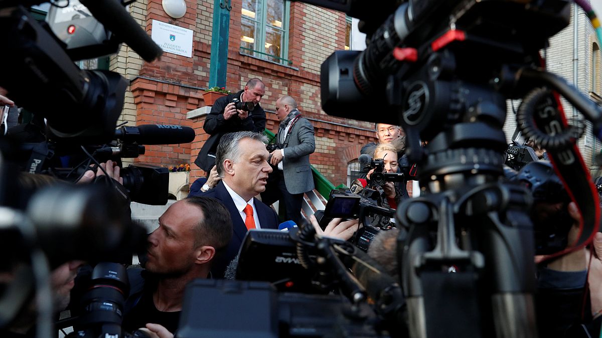 Les Hongrois appelés aux urnes, Orban favori