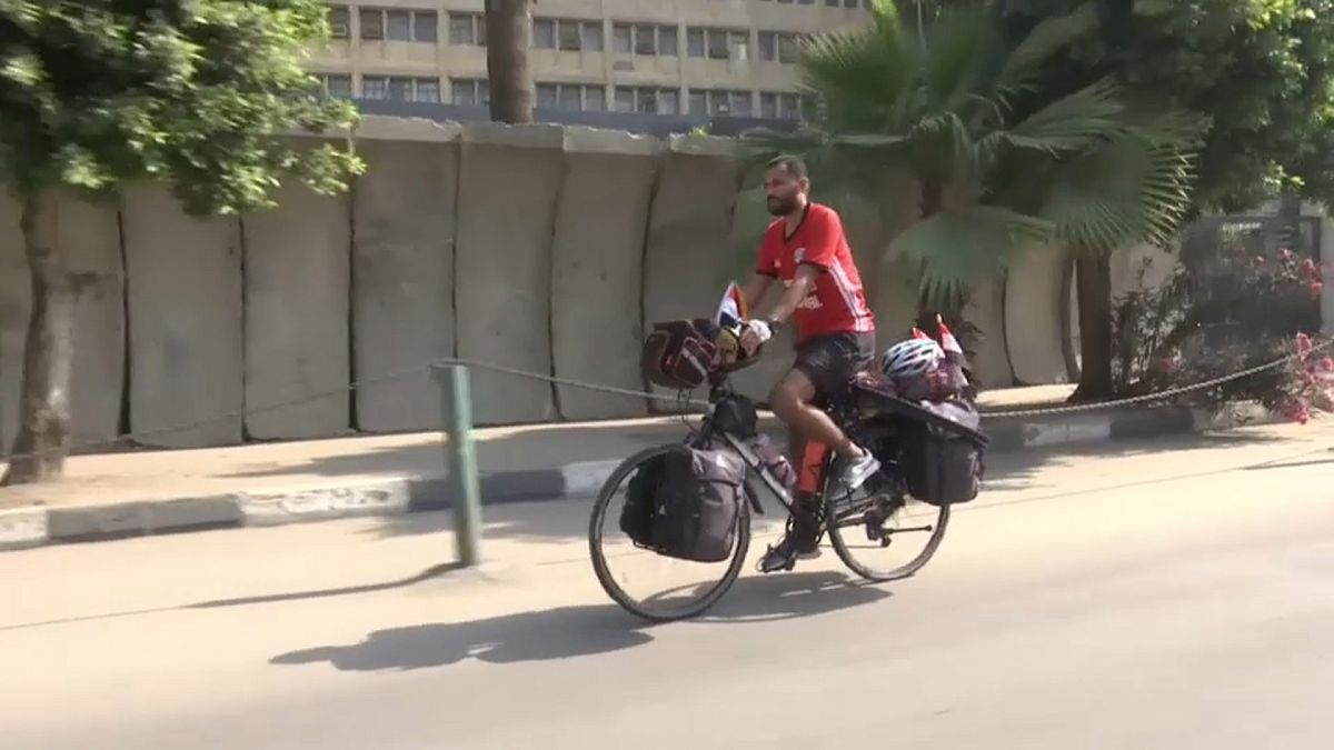 شاهد: رحلة على الدراجة من مصر إلى روسيا لحضور كأس العالم 