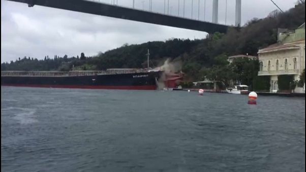 İstanbul Boğazı'nda kaza: Yalıda hasar oluştu İstanbul Boğazı'nda kaza: Yalıda hasar oluştu