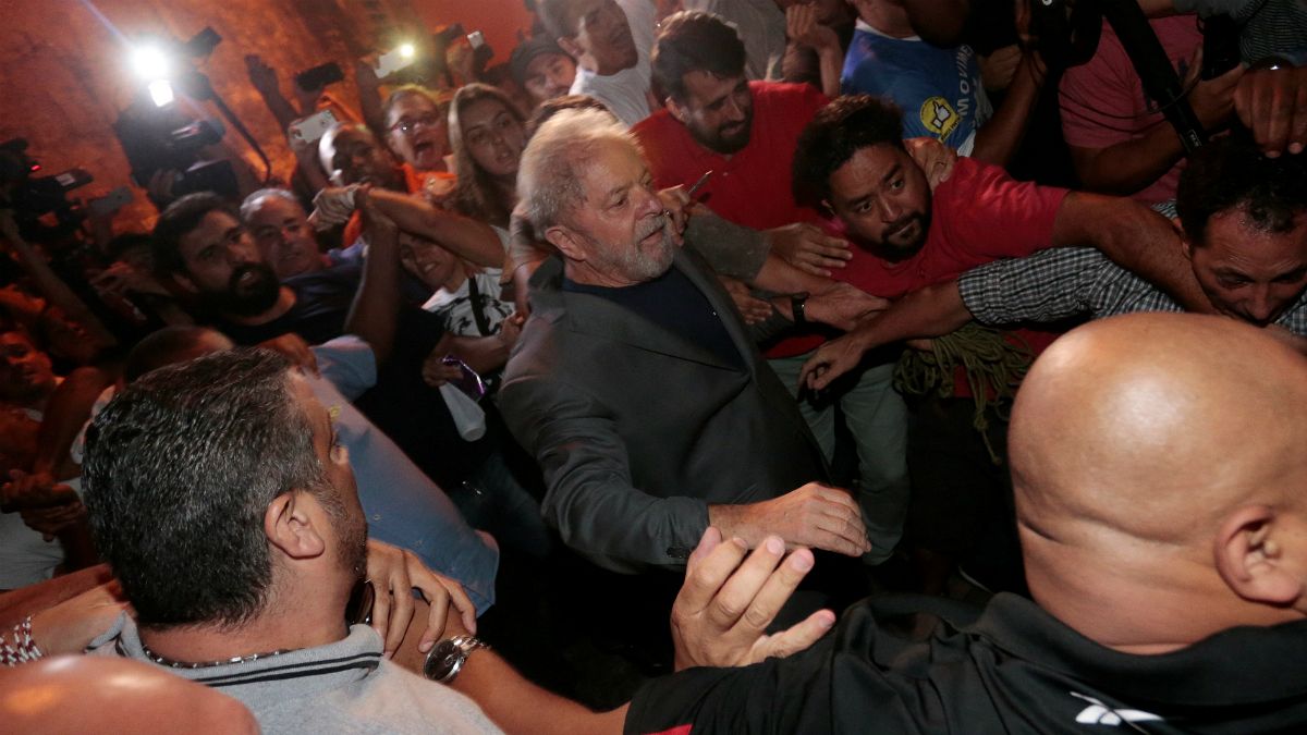 تجمع طرفداران دا سیلوا، رئیس جمهور سابق برزیل در مقابل محل اقامت او