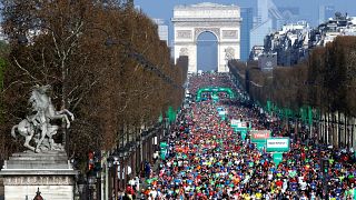 Paris Maratonu'nda yine Kenyalı Lonyangata birinci