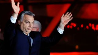 رئيس الوزراء المجري فيكتور أوربان يلوح لأنصاره