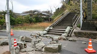 بوابة حجرية مدمرة بسبب سلسلة زلازل بمقاطعة شيمان في اليابان