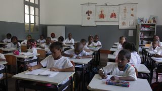 Professores angolanos começam 15 dias de greve