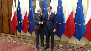 Timmermans zu Krisengesprächen in Warschau
