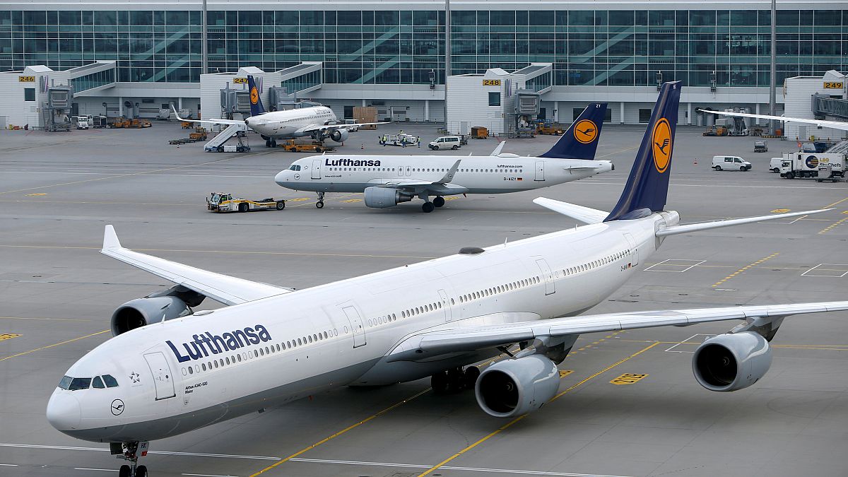 Caos (anche) nei cieli tedeschi, Lufthansa cancella 800 voli per martedì
