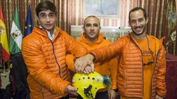 España respalda a los tres bomberos acusados de tráfico de personas en Lesbos España respalda a los tres bomberos acusados de tráfico de personas en Lesbos
