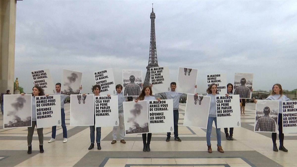 Париж: принца встретили протестом