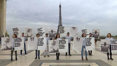 Париж: принца встретили протестом
