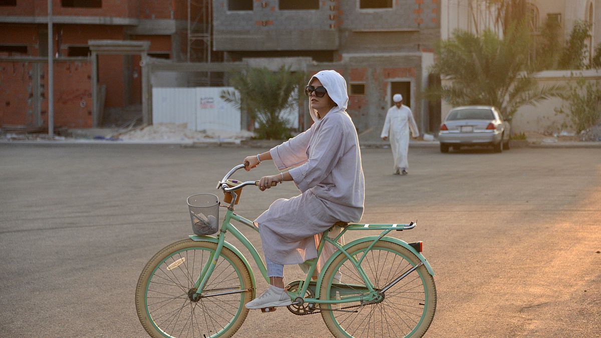 ركوب المرأة السعودية الدراجة في جدة يفتح لهن المزيد من الخيارات