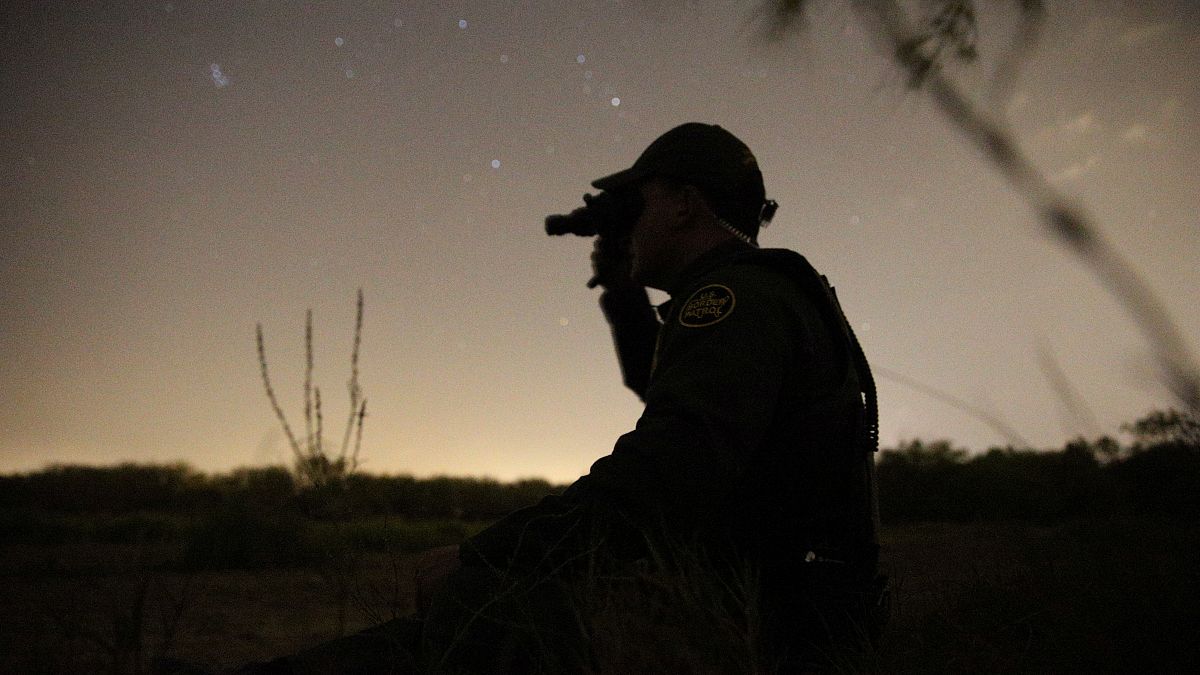 Ein Mitglied der Grenzpatrouille beobachtet den Grenzstreifen