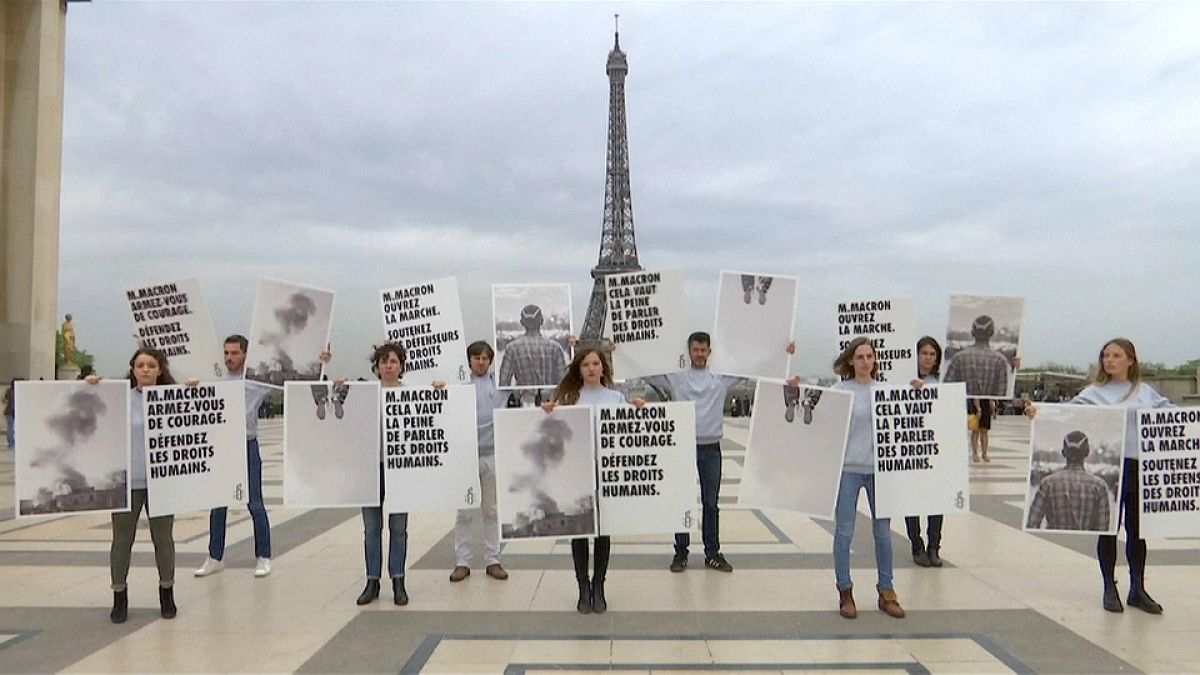 شاهد: منظمة العفو الدولية تعتصم في باريس احتجاجاً على احتفال فرنسا بالأمير السعودي