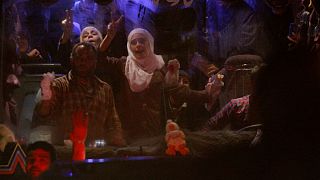 دمشق؛ صحنه‌های اشک و شادی گروگانهای آزاد شده از دست جیش الاسلام