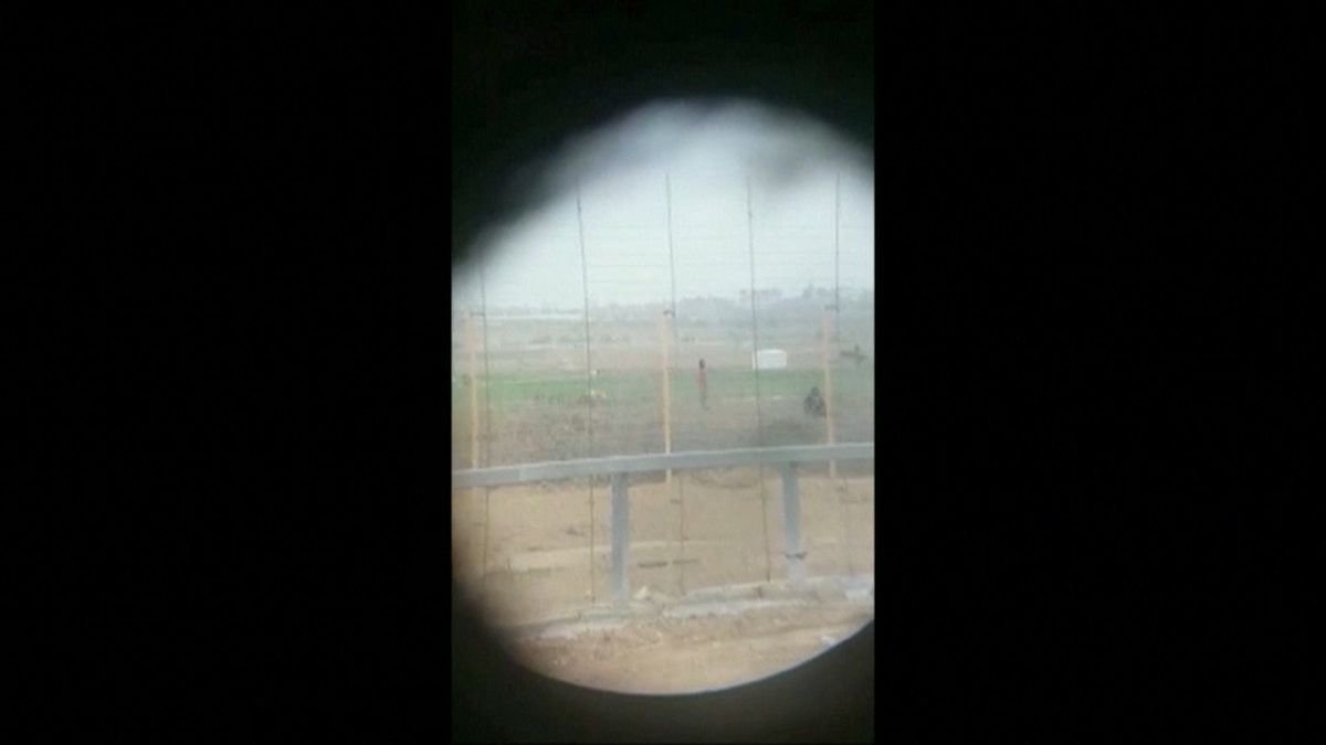 تبرئة جندي إسرائيلي بعد انتشار فيديو له يقنص فلسطينيا أعزلا ويبتهج