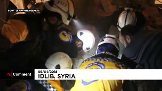 İdlib'de yıkıntı altından çıkarılan çocuklar