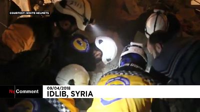 İdlib'de yıkıntı altından çıkarılan çocuklar