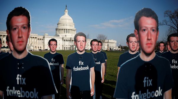 Mark Zuckenberg kartonfigurái az amerikai Kongresszus épülete előtt Mark Zuckenberg kartonfigurái az amerikai Kongresszus épülete előtt