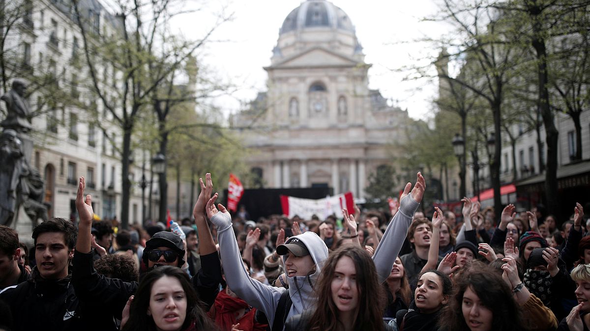Francia: studenti (e non solo) protestano contro la riforma universitaria