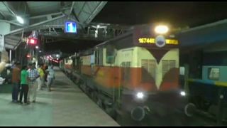 شاهد: قطار هندي يسير عكس الاتجاه بحرية