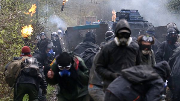 Νέες συγκρούσεις καταληψιών - αστυνομίας Νέες συγκρούσεις καταληψιών - αστυνομίας