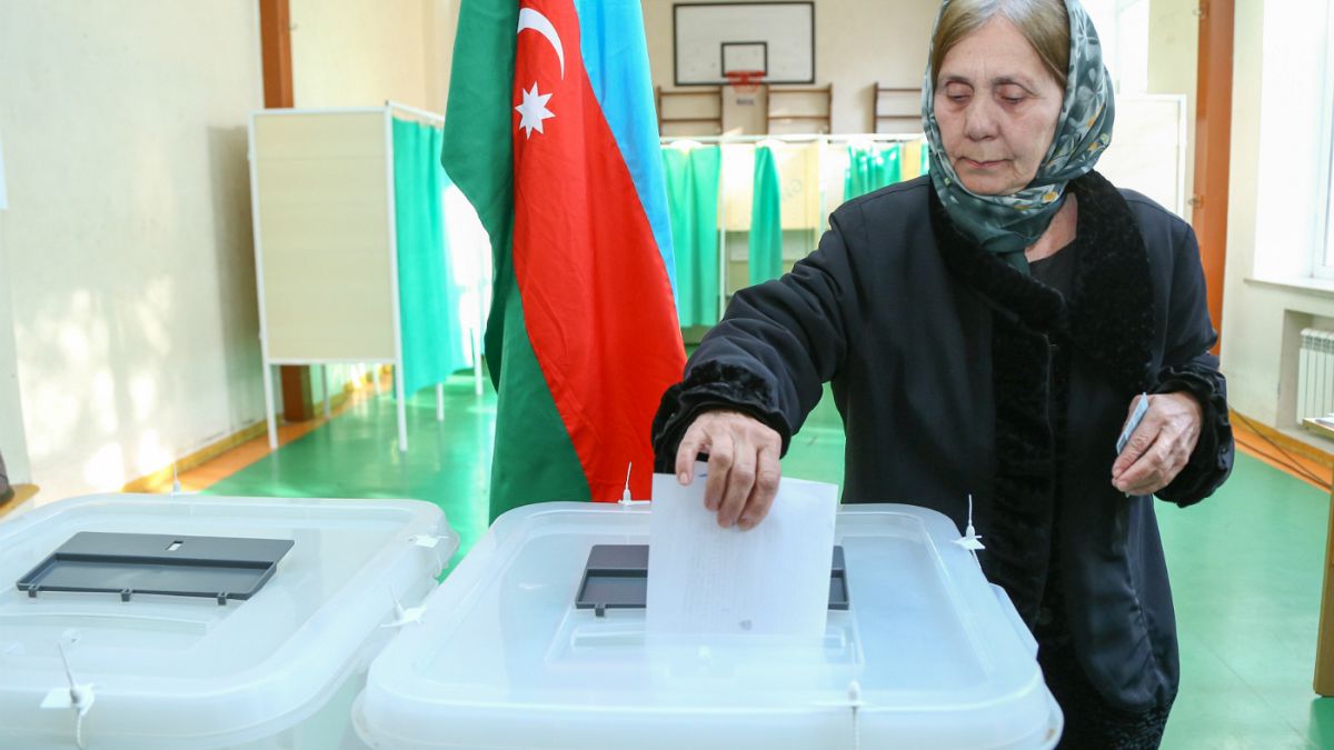 Azerbaycan: Muhalefetin boykot ettiği cumhurbaşkanlığı seçimi için halk sandık başında