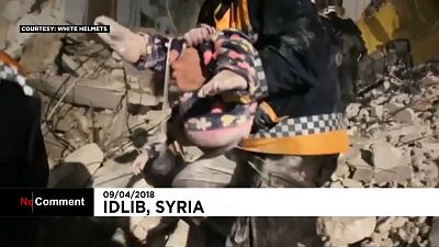 Syrie : deux enfants miraculeusement sauvés des décombres à Idleb