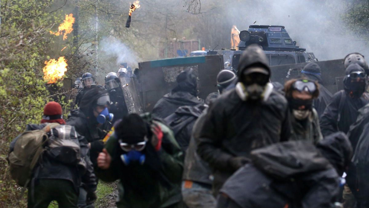 درگیری شدید پلیس و «زدیست‌ها» در غرب فرانسه برای پایان دادن به یک جنبش آلترناتیو