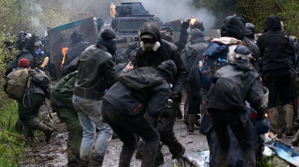 Fransa'da çevreci eylemciler ile polis arasındaki çatışmalar devam ediyor Fransa'da çevreci eylemciler ile polis arasındaki çatışmalar devam ediyor