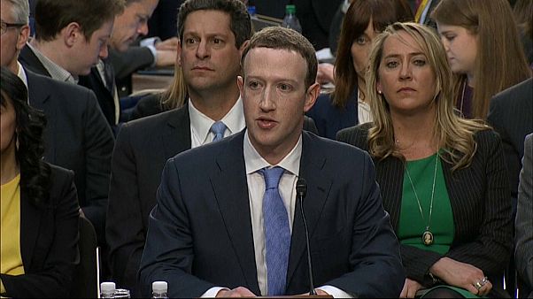 Zuckerberg senatörlerin karşısında ter döktü Zuckerberg senatörlerin karşısında ter döktü