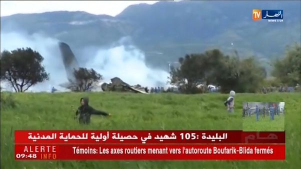 Al menos 257 muertos al estrellarse un avión militar en Argelia Al menos 257 muertos al estrellarse un avión militar en Argelia