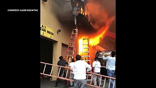 Amerika'daki bir Türk restoranında çıkan yangından balkondan atlayarak kurtuldular