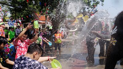 شاهد: فيلة ترش المارة بالمياه في مهرجان سونغكران بتايلاند 