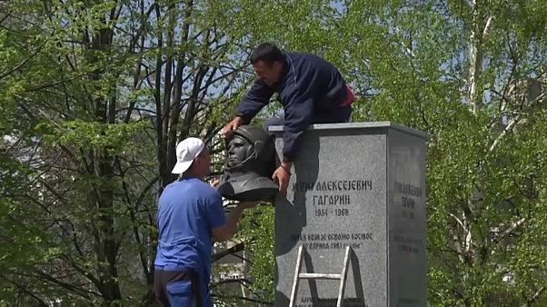 В Белграде демонтировали бюст Гагарина В Белграде демонтировали бюст Гагарина
