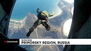 O espetacular voo dos paraquedistas russos