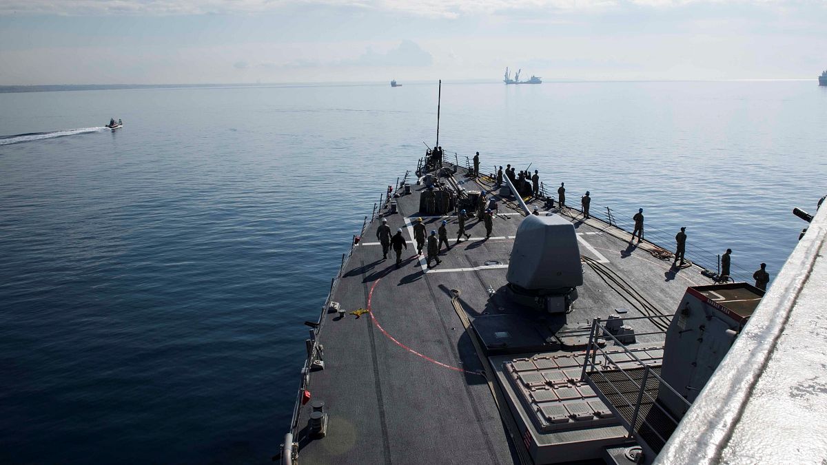 روسيا تراقب تحركات البحرية الامريكية وبريطانيا تدعم العمل العسكري في سوريا 