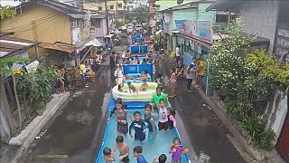 Filipinler'de sıcaklara karşı havuzlu önlem