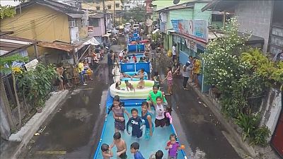 Filipinler'de sıcaklara karşı havuzlu önlem