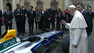 شاهد: البابا فرانسيس يبارك سيارة فورمولا E