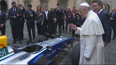 Папа Франциск благословил гоночный электромобиль