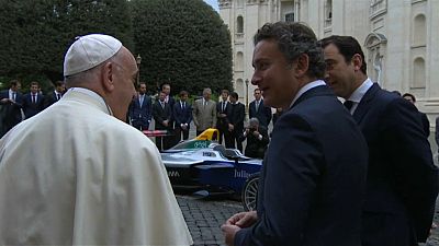 El papa bendice un coche de Fórmula 1