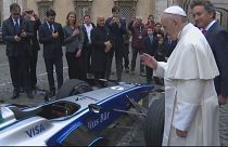 Papa abençoa carro de Fórmula E
