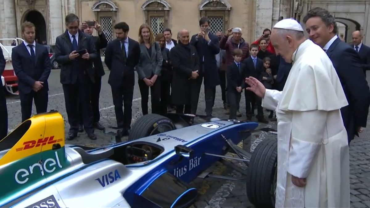 Papst segnet Elektro-Flitzer - und ungeborenes Kind
