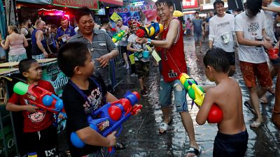 شاهد: انطلاق المهرجان السنوي للمياه في تايلاند