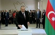 Aserbaidschan: Aliyev lässt sich wiederwählen